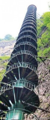 Scara care duce turiştii pe vârful unui ... munte